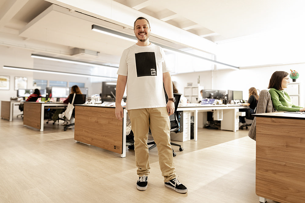 Sergio pose tout sourire devant la caméra dans le studio de design Gobik. Custom Works