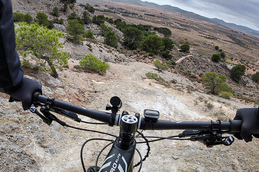 Bild während einer Downhill-MTB-Fahrt, aufgenommen von Sergios Fahrrad.