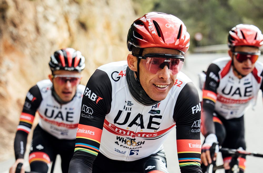 UAE, con Joao in testa al gruppo, vestito da ciclista Gobik