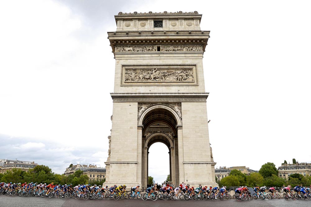 The peloton on the final stage of the 2023 Tour de France passing in front of the Arc de Triomphe. 