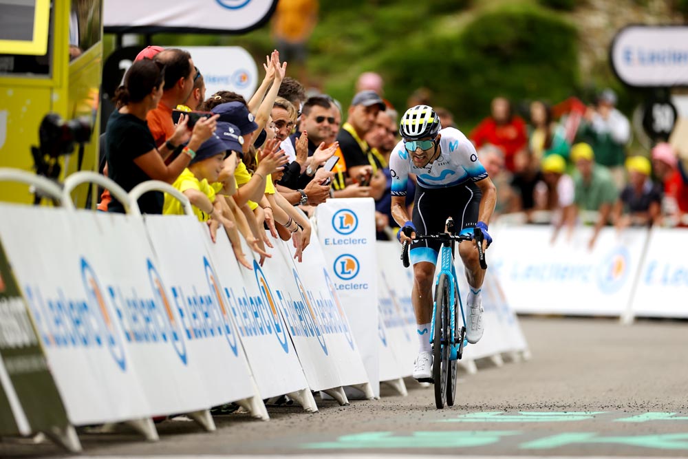 Antonio Pedrero entering the finish line in one of the stages, on the left a large number of fans cheering.