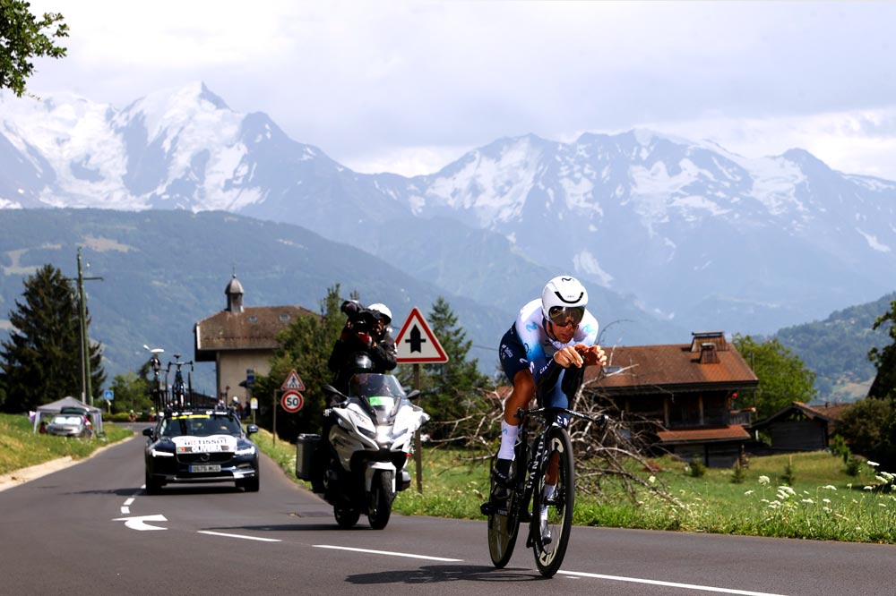 Nelson Oliveira on stage 16 of the Tour. He wears the Icebergspecial Gobik for the team and the competition and he is recorded by the TV cameras that can be seen behind him. 