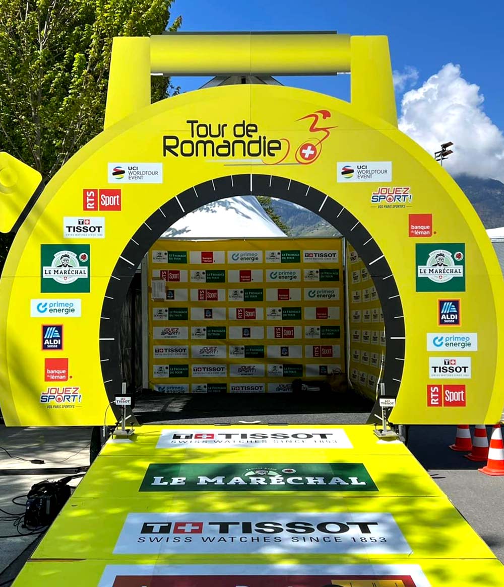 Arco de salida etapa de contrarreloj Tour de Romandie 2022. En color amarillo muy vivo y con imágenes de los principales patrocinadores.