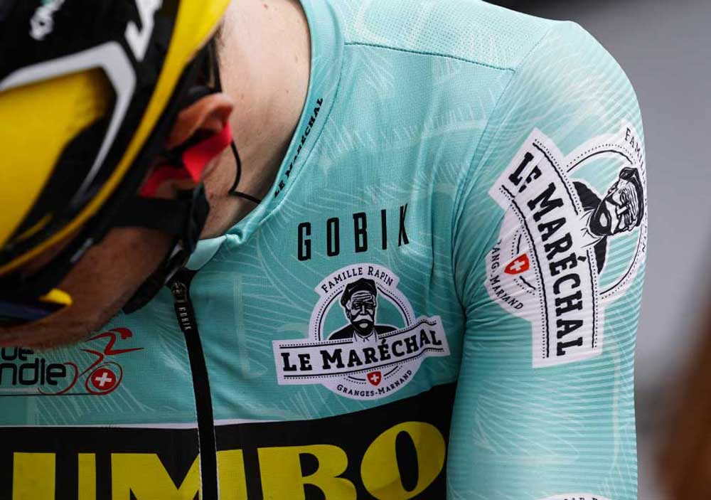 Primo piano della maglia di leader Gobik maglia del Tour de Romandie 2022. Di colore acquamarina, con il logo del marchio e Le Maréchal sul lato sinistro e sul braccio sinistro. 