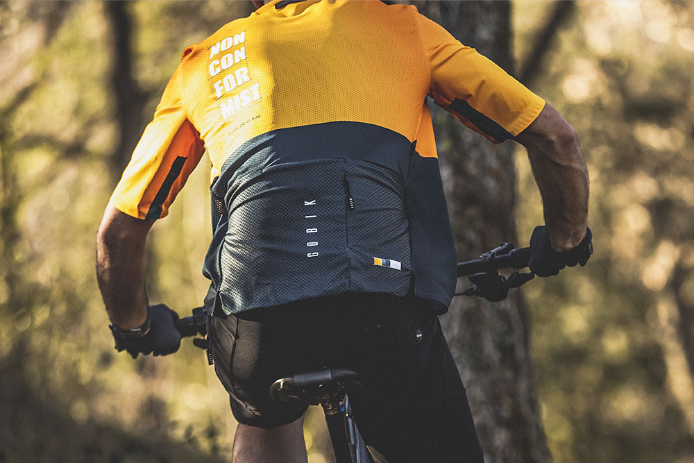 Ciclista de mountainbike con la camiseta Gobik Volt