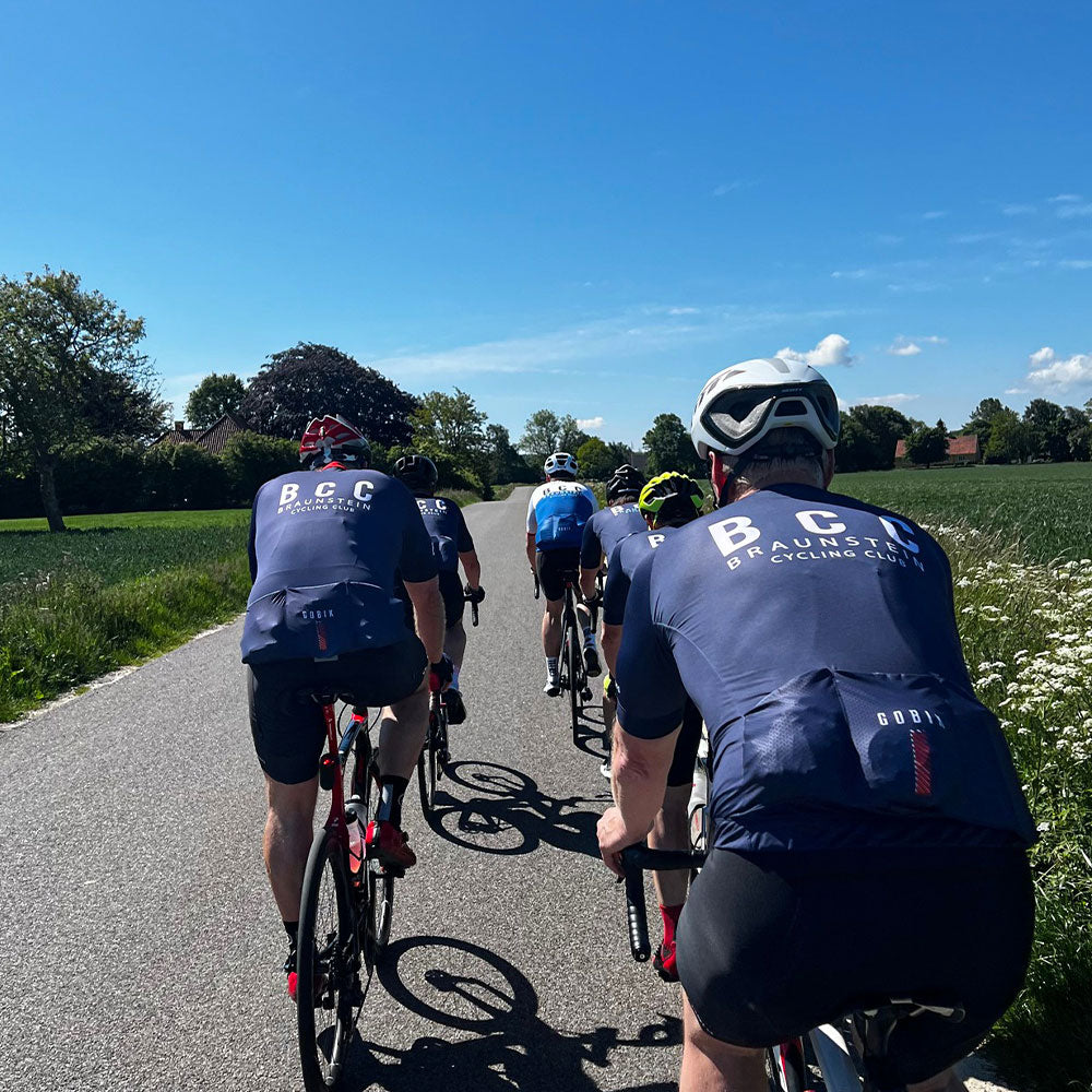 Straßenfahrt der Mitglieder des Braunstein Cycling Club mit ihrer neuen Ausrüstung. Gobik