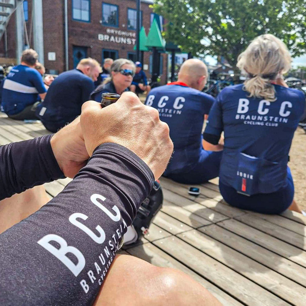 Membres du club cycliste de Braunstein buvant une bière.