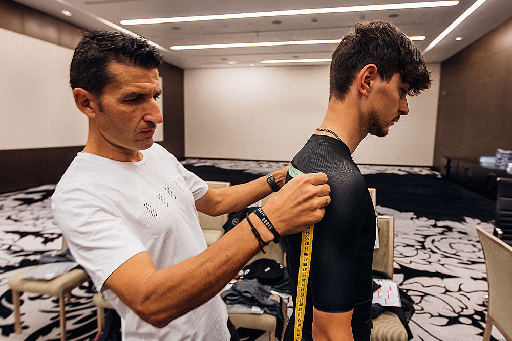 Alberto García cofondatore di Gobik misura la schiena di un ciclista degli Emirati Arabi Uniti