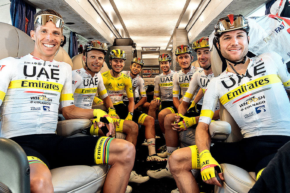 Les membres de l'équipe UAE Team Emirates avec la veste UAE Team Emirates. maillot commémorative Gobik pour la dernière étape du Tour de France 2021