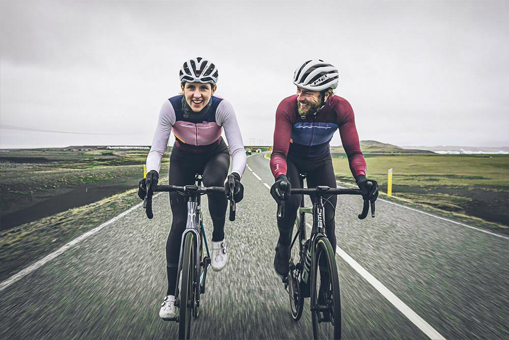 Qué ropa usar para practicar ciclismo con calor y humedad