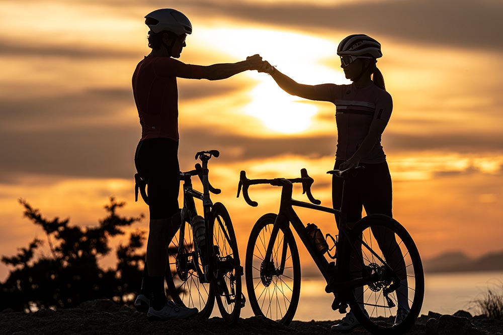 Radfahrendes Paar im Sonnenuntergang