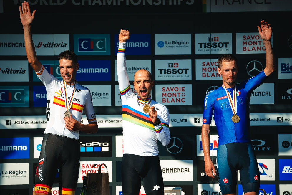 David Valero sur le podium aux Gets 2022 avec Nino Schurter et Luca Braidot