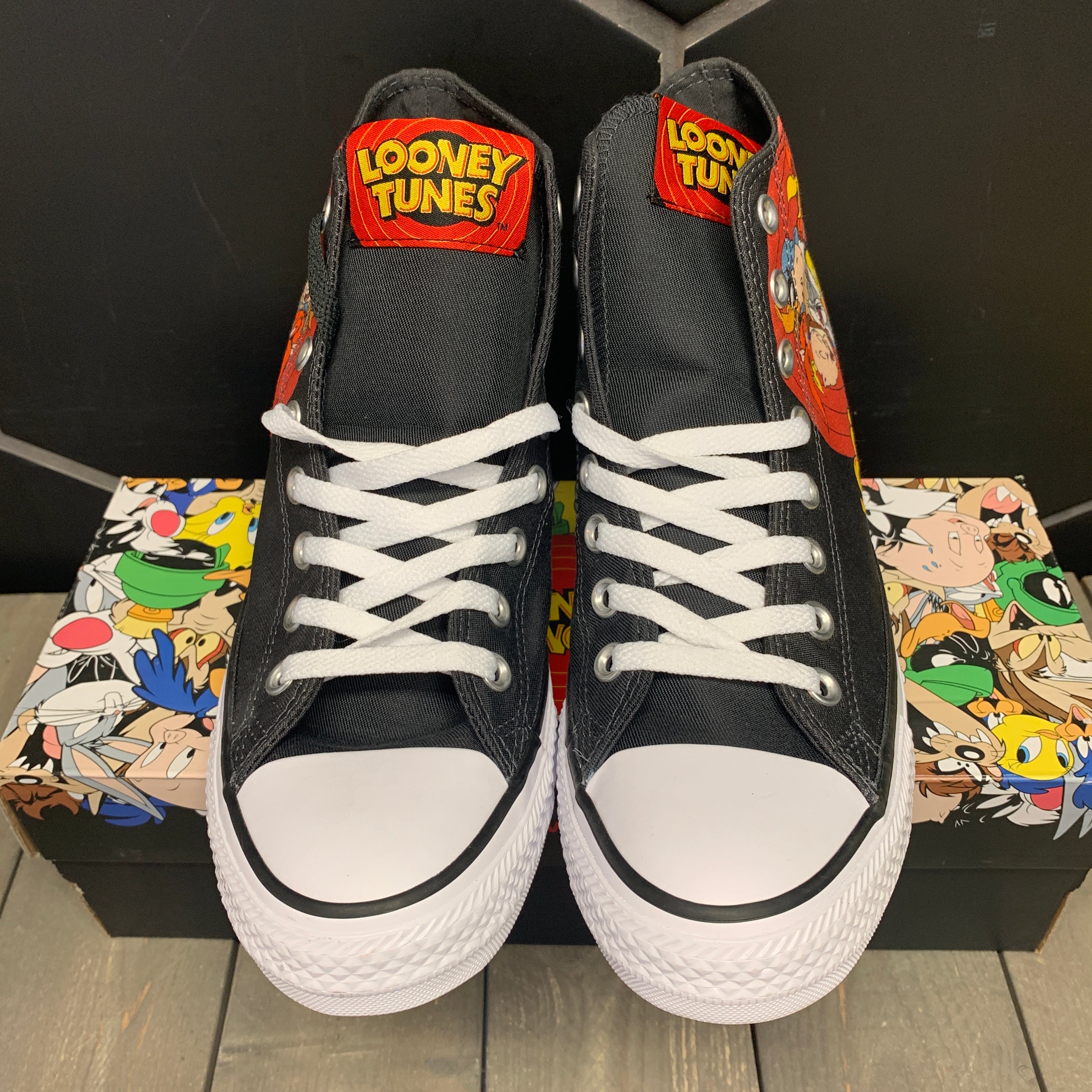 looney tunes converse box