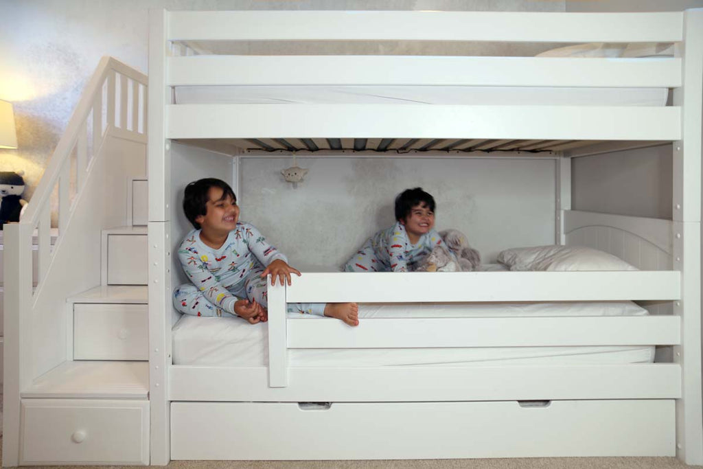 boys on low bunk bed