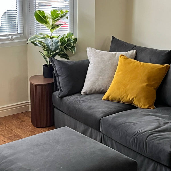 how to arrange cushions on a corner sofa cushions for corner sofas black sofa with colour cushions black sofa with yellow cushion velvet sofa with velvet cushions
