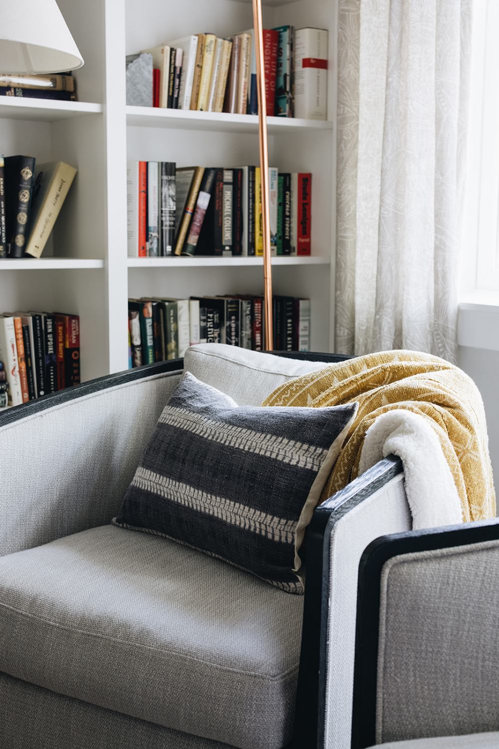 how to style a throw blanket on an accent chair