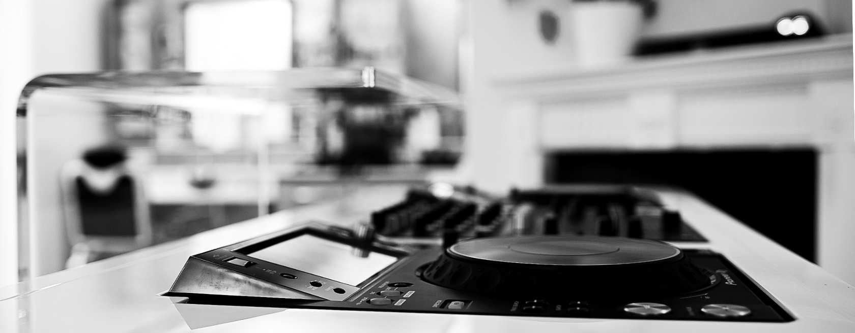DJ oppsett med Pioneer mixer og dekk hos 1o1BARBERS