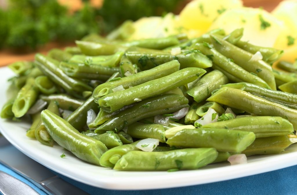 a white plate of applebees keto friendly garlicky green beans