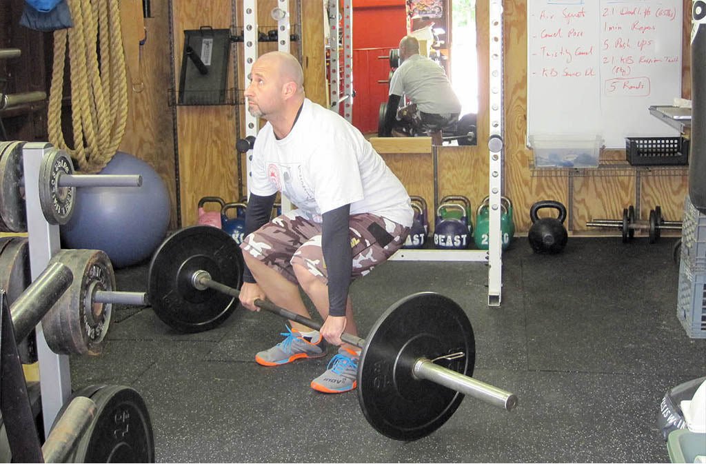 man in correct starting deadlift position