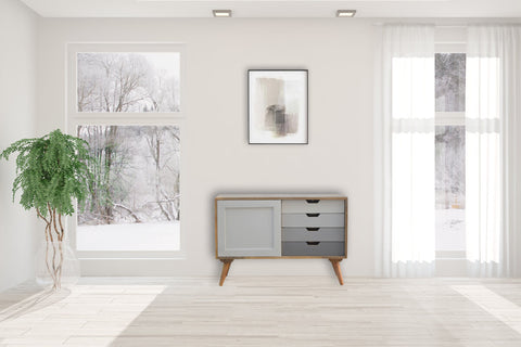 Commode en bois, meuble Tv bois de manguier massif pour salon ou chambre à coucher de forme rectangulaire avec un design scandinave avec une finition chêne clair et une porte et les tiroirs teintes grises et blanches.