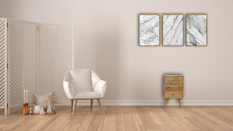 Petit meuble de rangement adaptable en meuble de chevet ou meuble d'appoint de forme rectangulaire avec un coloris bois naturel de manguier.