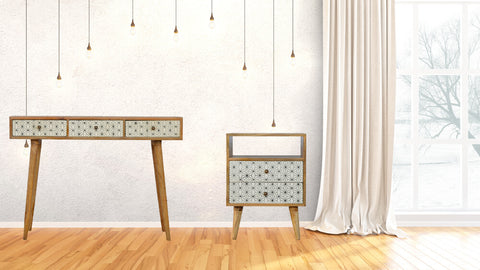 Table bureau design scandinave en bois de manguier avec des motifs sérigraphie de forme rectangulaire fabriquée à partir de bois de manguier massif avec une finition chêne massif. Idéal pour accompagner des meubles de rangements en bois de teck massif