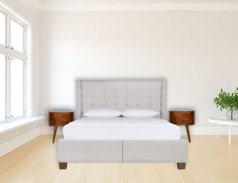 Table de chevet pour lit en bois fabriquée à partir de bois de manguier massif.
