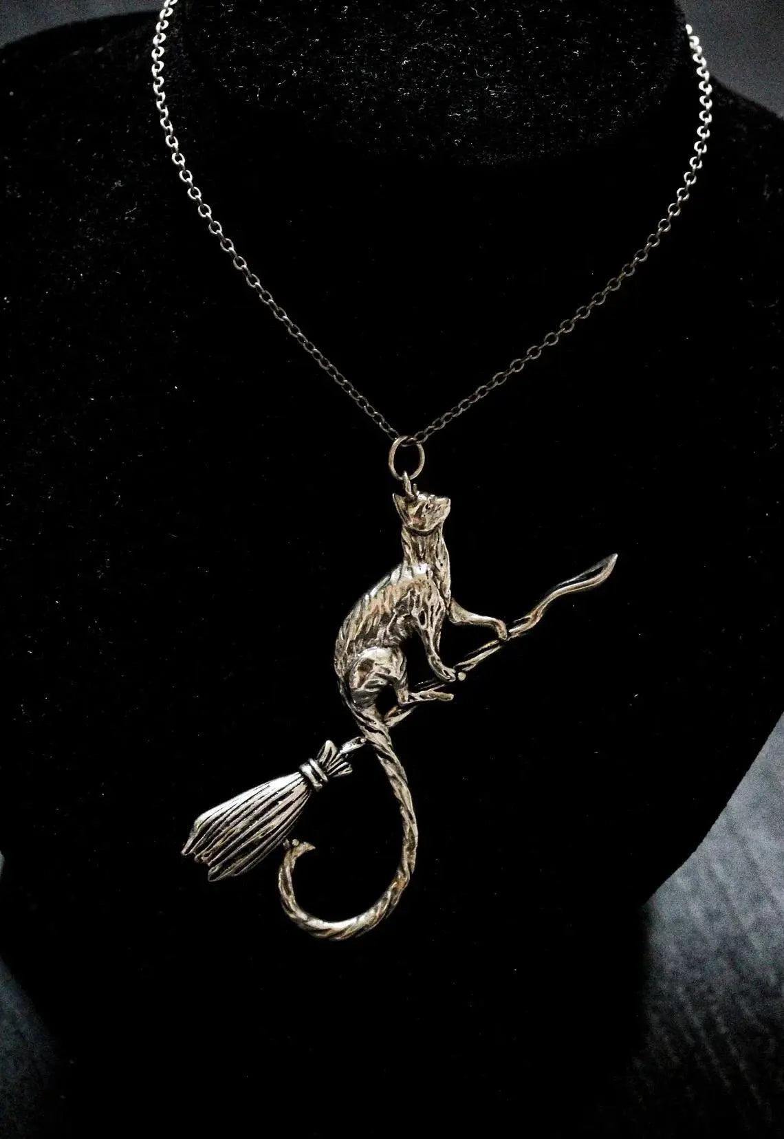 Cat on A Broomstick, Witches' Pagan Wiccan Witchcraft, Stunning Gift Wiccan Jewelry Halloween Gift Vraiment-chat