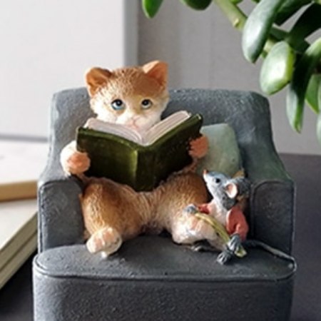 statue de chat sur fauteuil avec souris en résine
