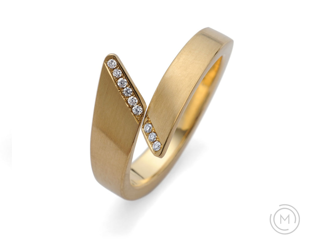 Alternative wedding ring hand-forged from yellow gold with white diamonds