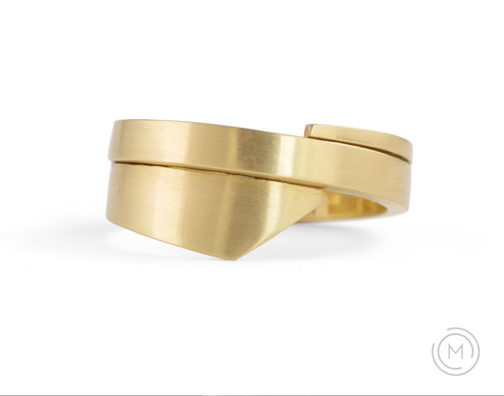 Hand-forged yellow gold 'Triple Overlap' alternative wedding ring