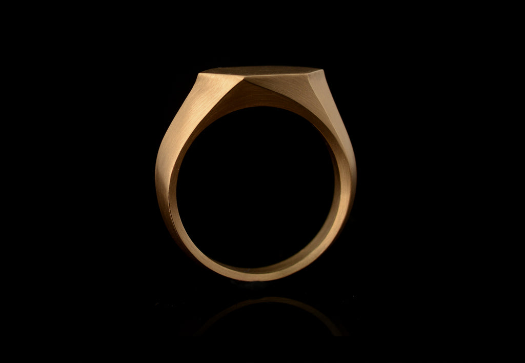 Modern Arris Signet ring in 18 carat yellow gold side profile