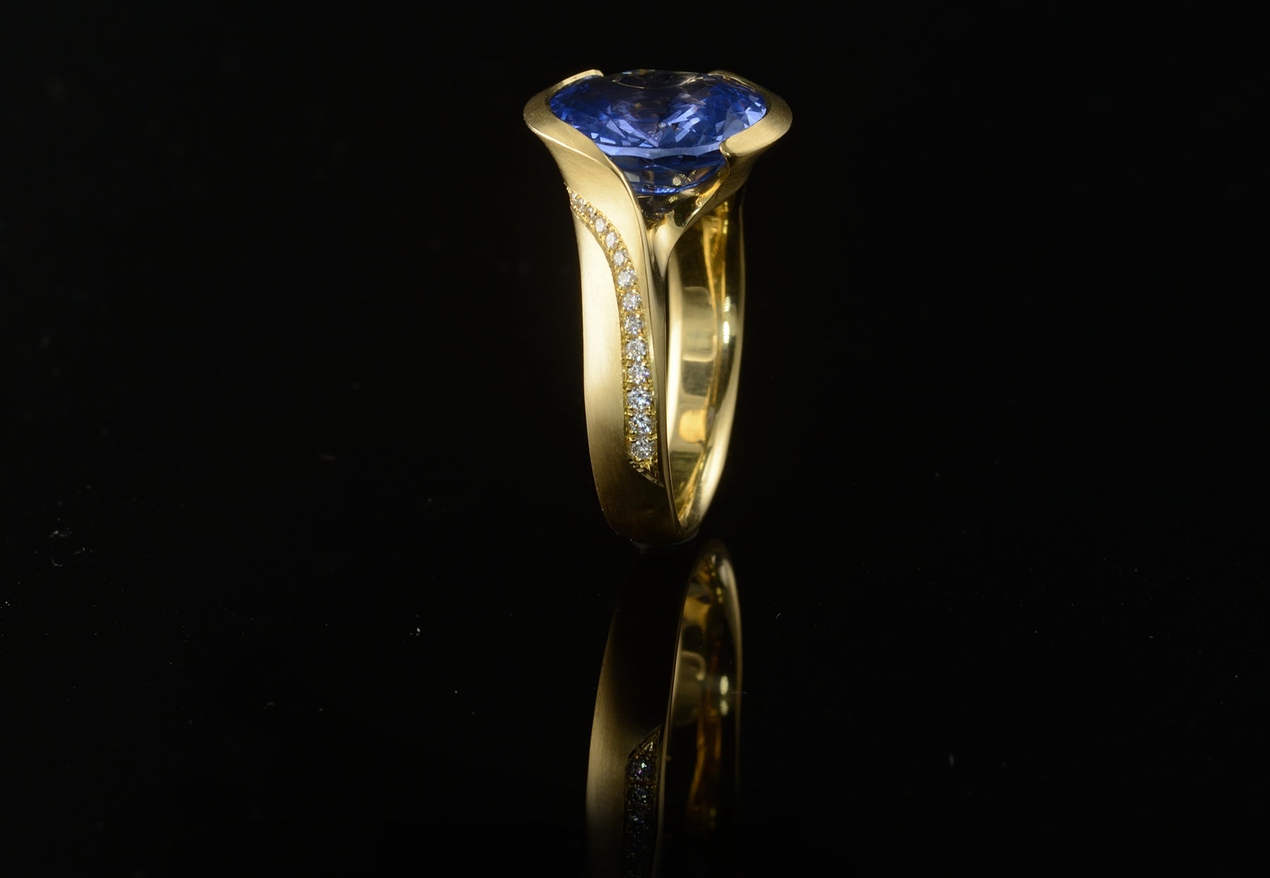 10ct Sapphire and carved yellow gold ring