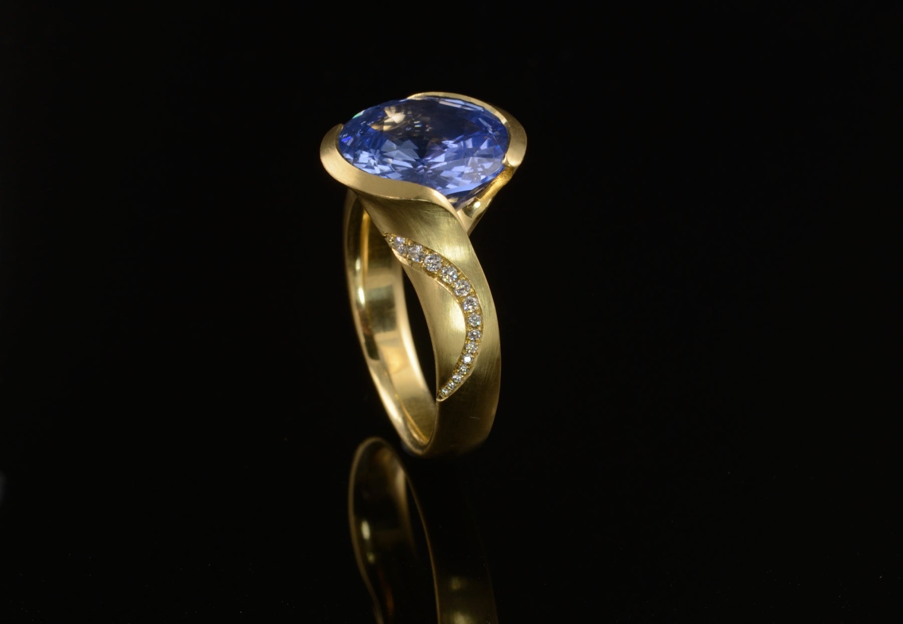 10ct Sapphire and carved yellow gold ring