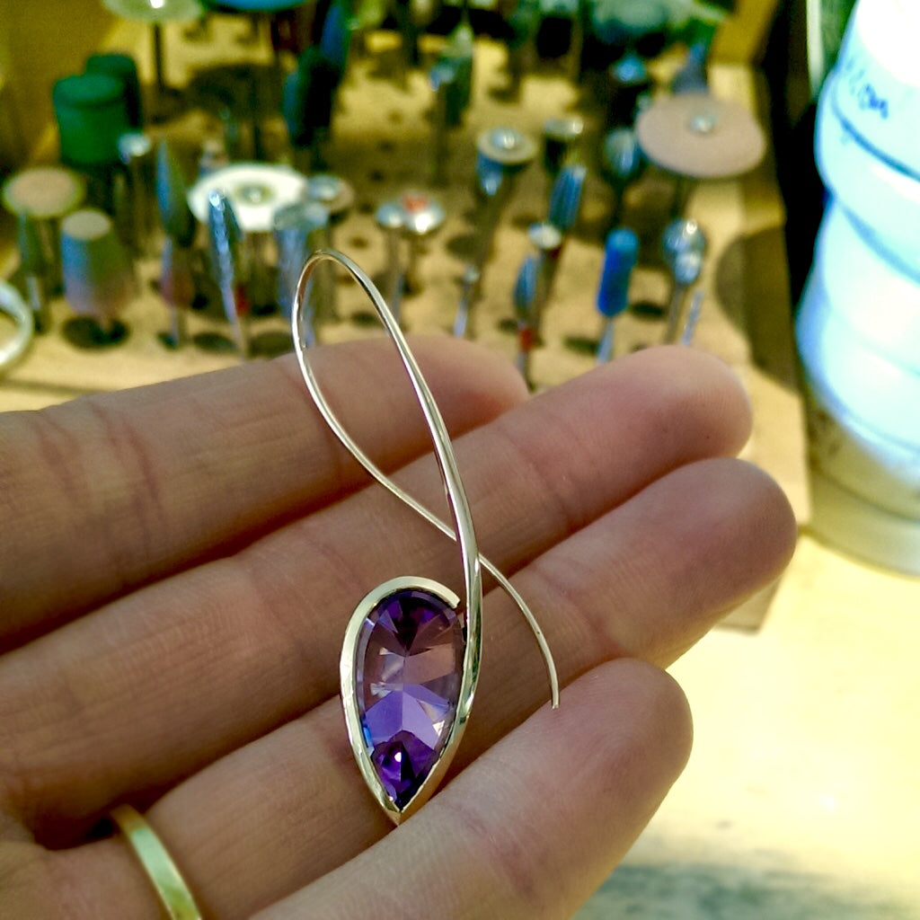 Finished amethyst rose gold-earring on the hand