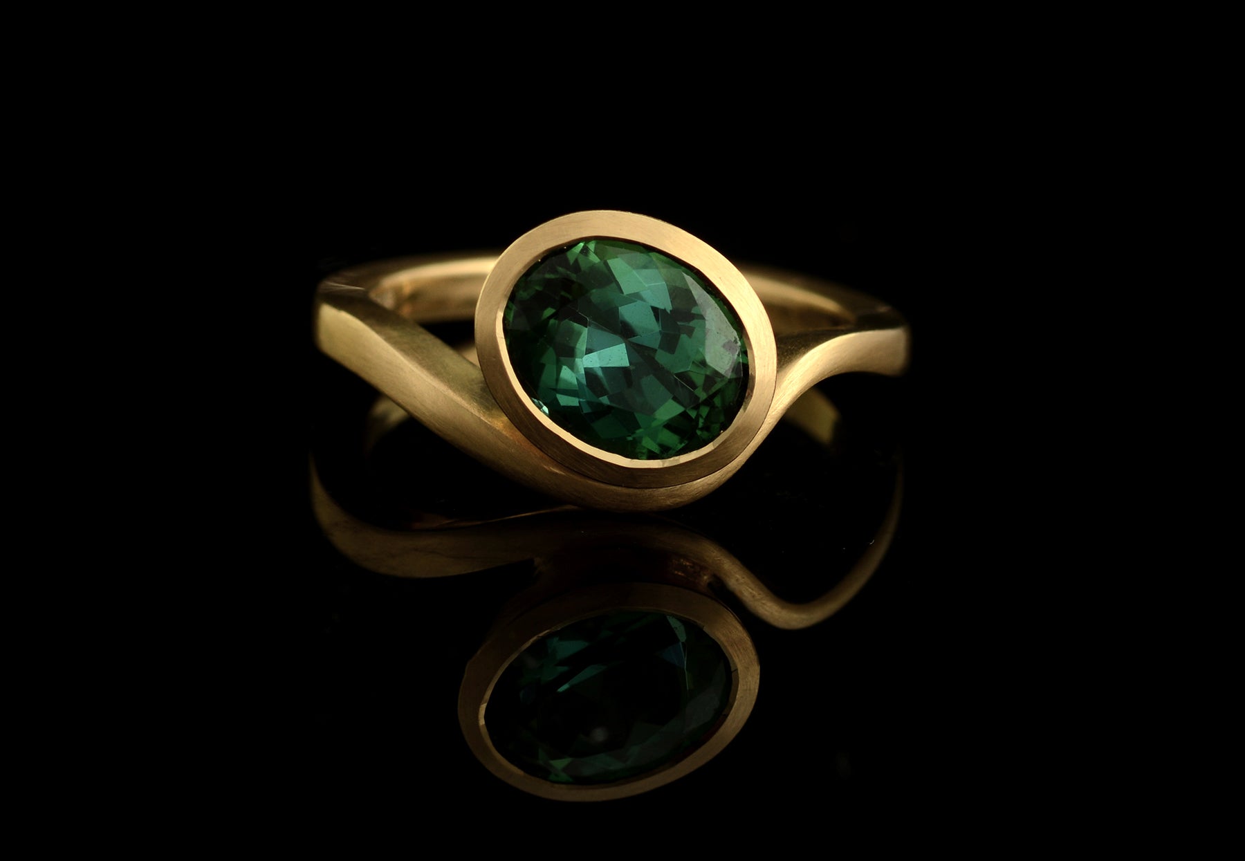 Oval green tourmaline and yellow gold Balance ring 