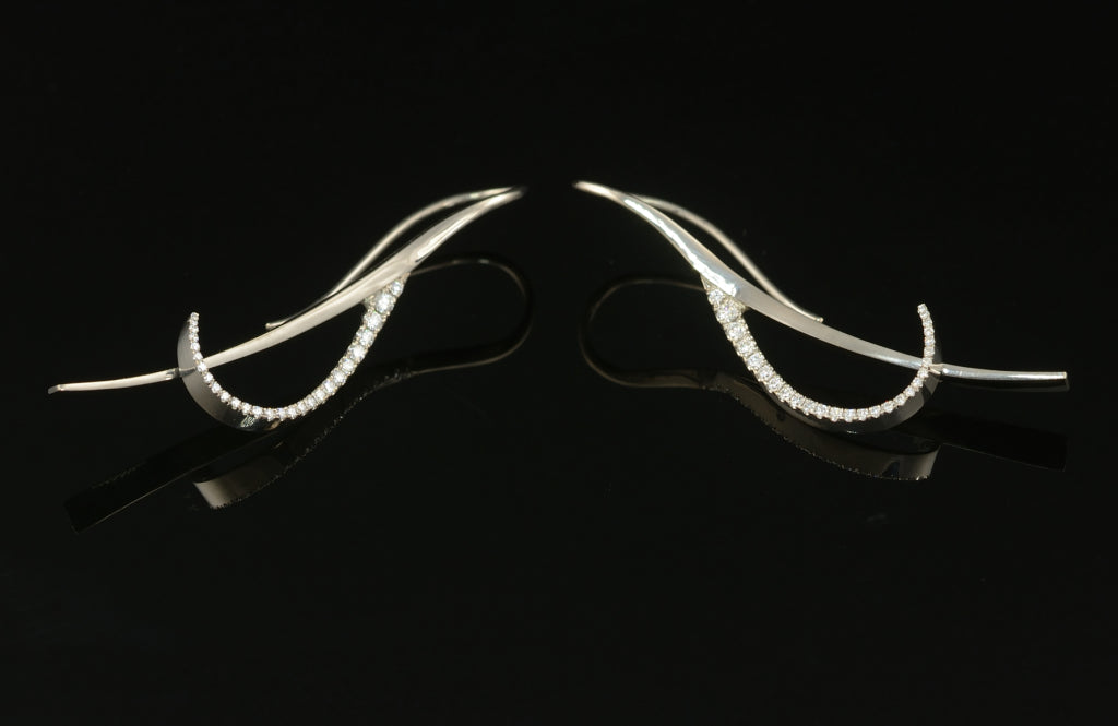 Serif diamond and white gold earrings