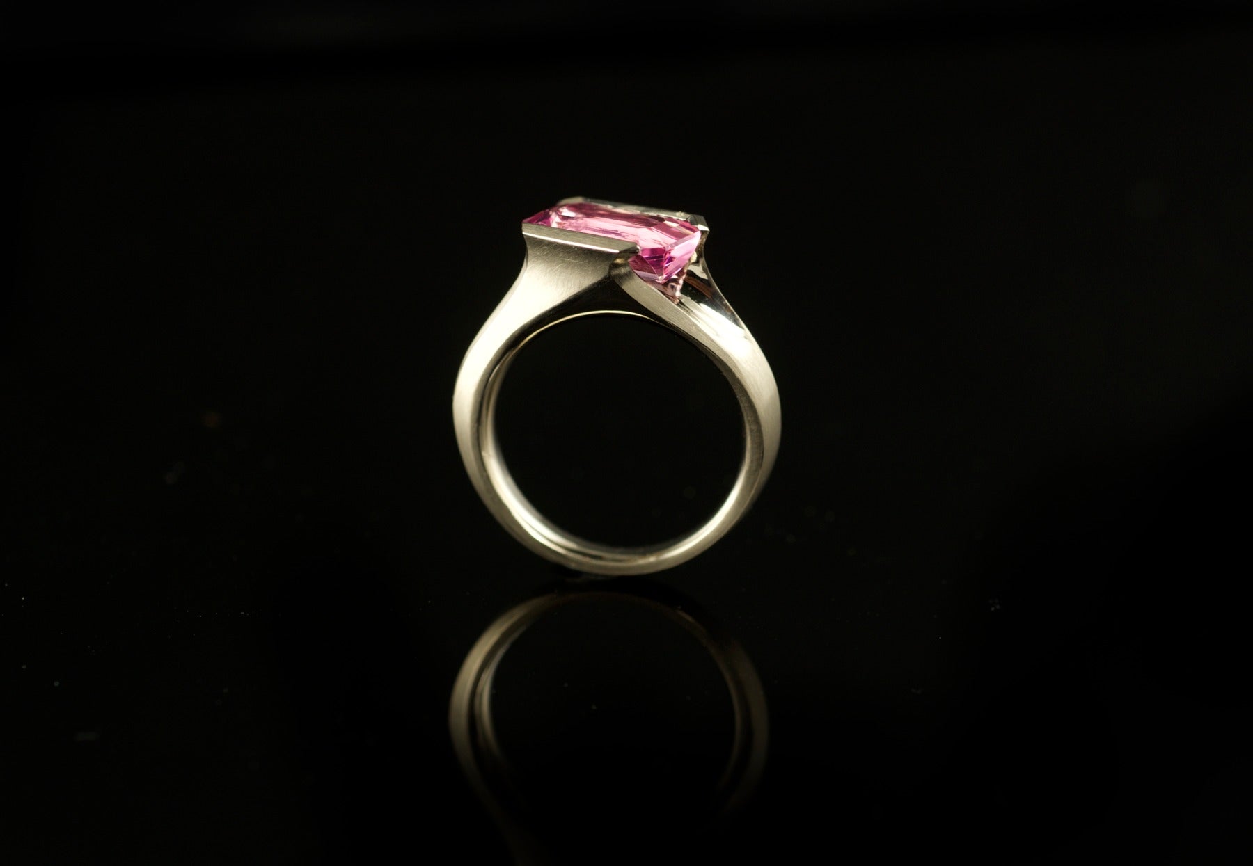 Carved white gold and spinel cocktail ring