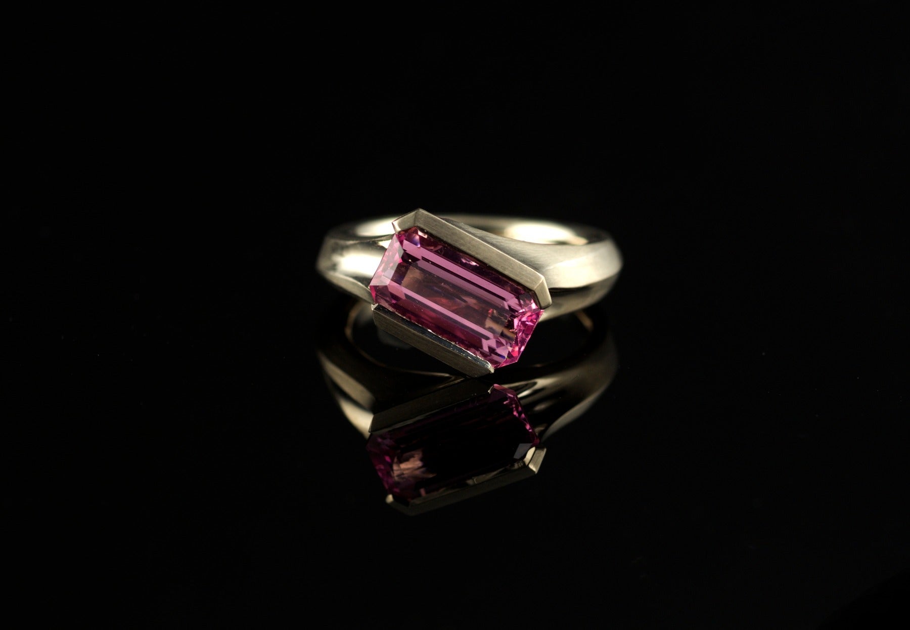Carved white gold and spinel cocktail ring