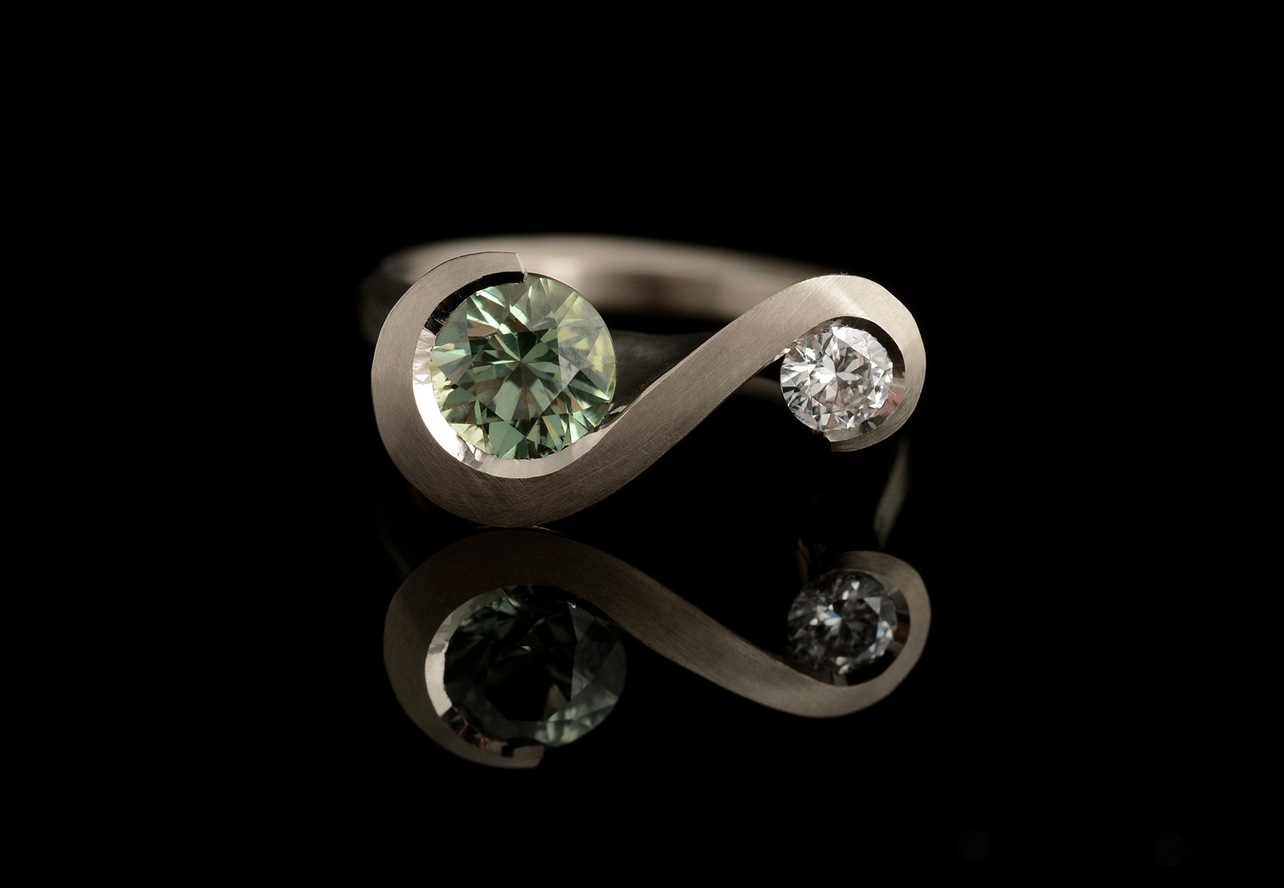 Arris white gold two-stone cocktail ring with green sapphire and white diamond