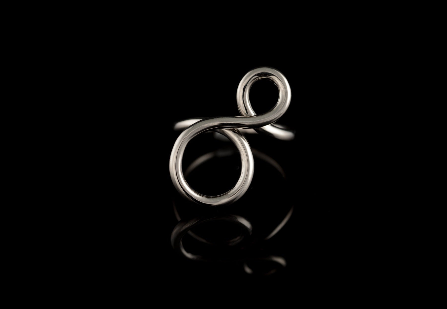 Asymmetric 18 carat white gold wire figure-of-eight cocktail ring
