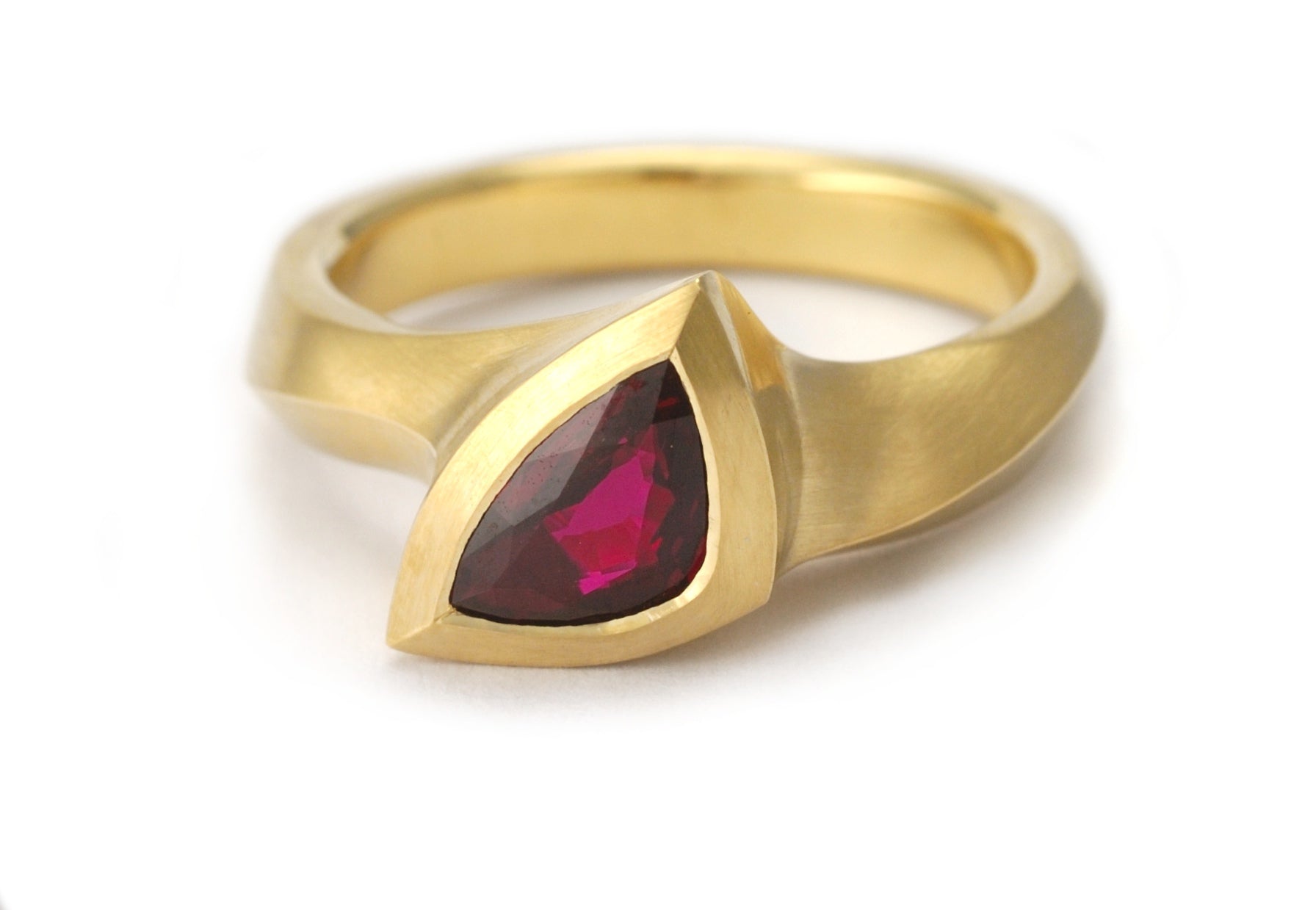 Carved engagement ring in ruby and gold