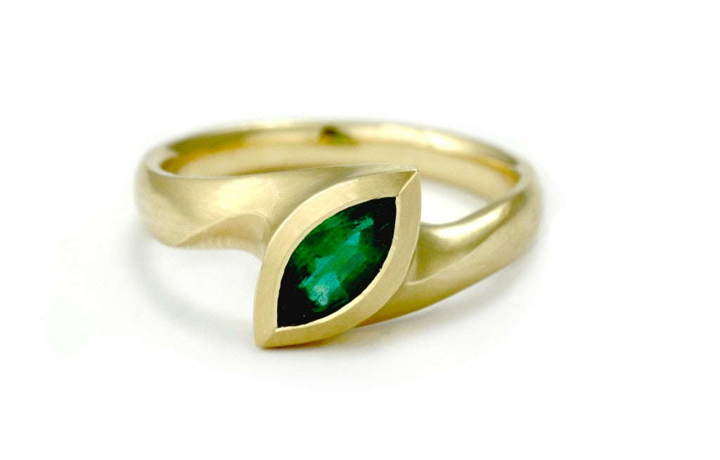 carved-gold-and-emerald-ring-top