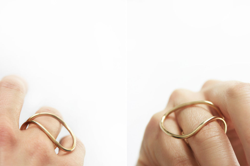 18ct gold two fingered ring on the hand