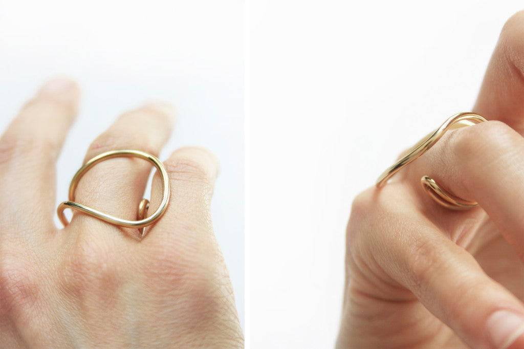 18ct gold two fingered ring on the hand