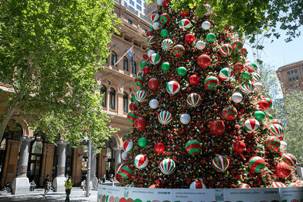 A Public Christmas Tree in Sydney full of Christmas Decorations | Love to Sing