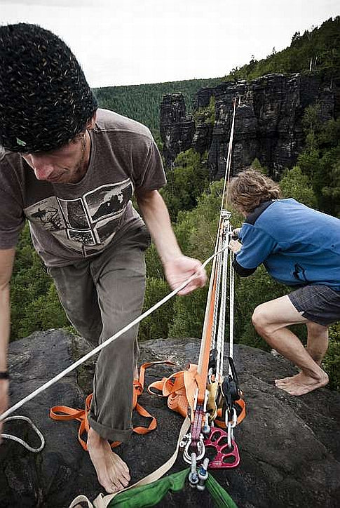 Rigging the Island King highline in Ostrov