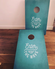 Betreten Sie das benutzerdefinierte Cornhole-Set „The Wave“.