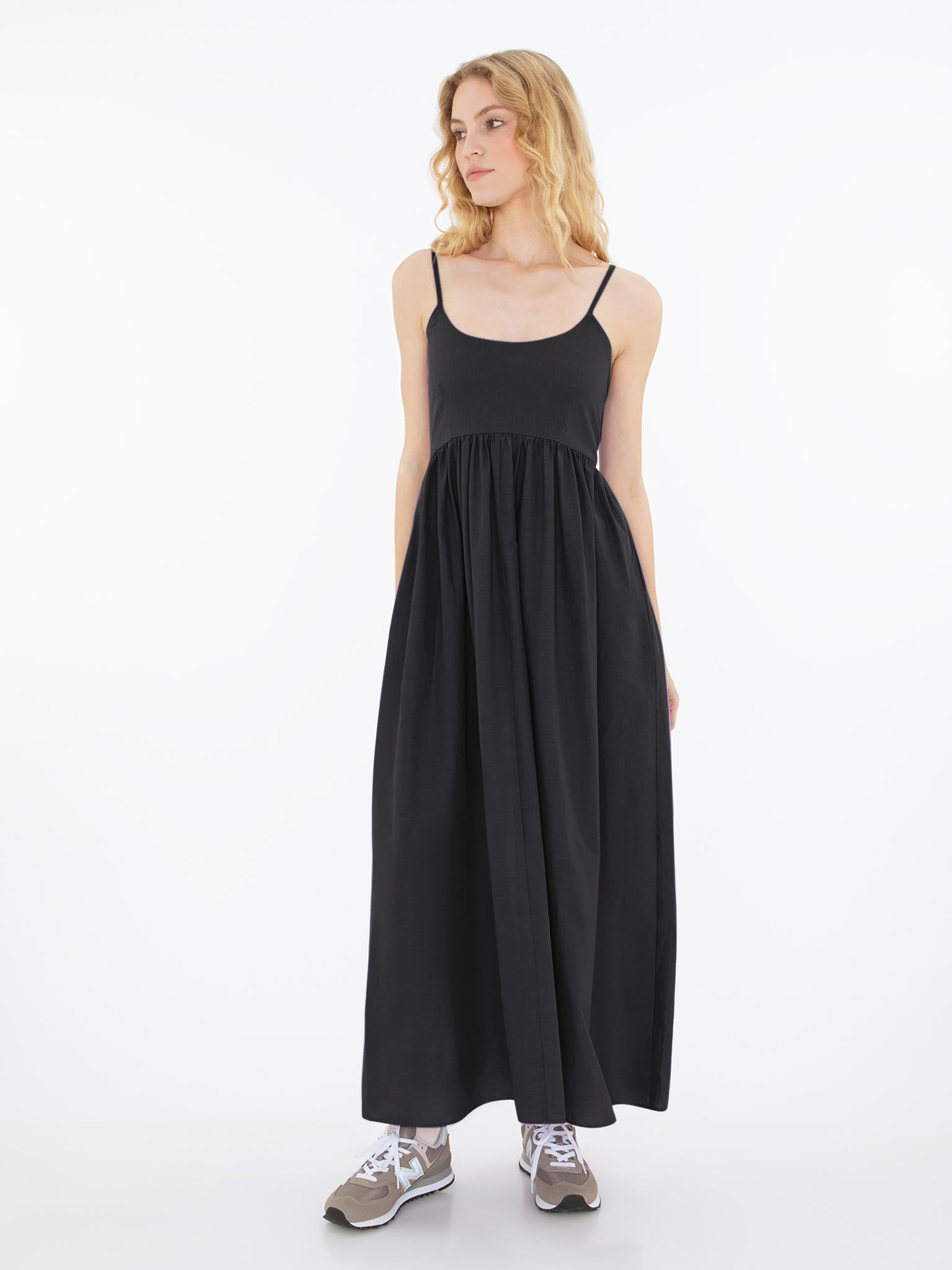 Black summer dresses are the versatile and easy way to get dressed on hot summer days! Omnes Thora black summer maxi dress has adjustable straps and a cute tie back. It is crafted with the softest 100% BCI Cotton poplin. The only hard choice is which colour to go for.