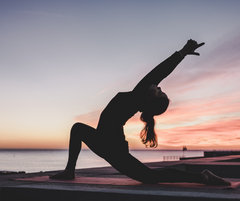 Pose de yoga, cuidar la postura, hábitos saludables